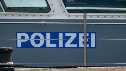 Bild: Stefan Sauer/dpa
Die Wasserschutzpolizei untersagte dem Schiffsführer zunächst die Weiterfahrt. (Symbolbild)