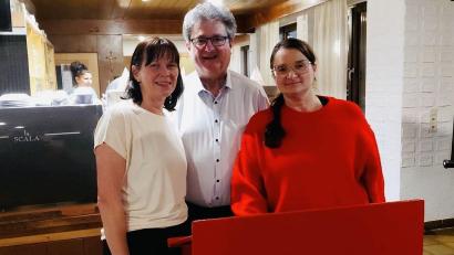 Foto: Werner Walberer
Bernhard Stangl kandidiert erneut für das Bürgermeisteramt in Pressath. Beim politischen Aschermittwoch diskutierte er mit Silke Tanner (rechts) und Sabine Eichermüller (links) aktuelle politische Themen.