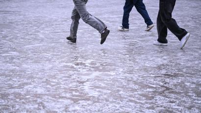 Bild: Britta Pedersen/dpa
Unsichere Schritte, auch in Richtung Zukunft: Viele Jugendliche blicken pessimistisch in die Welt. (Symbolbild)