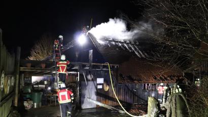 Bild: Florian Trißl
Eine Garage samt Holzschuppen wurde am Montagabend in Seidlersreuth ein Raub der Flammen. Glücklicherweise gab es keine Verletzten.