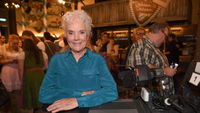 Bild: picture alliance / Felix Hörhager/dpa
Seit Beginn der Serie vor fast 20 Jahren ist Ursula Erber dabei als Oberhaupt der Wirtsfamilie Brunner. (Archivbild)