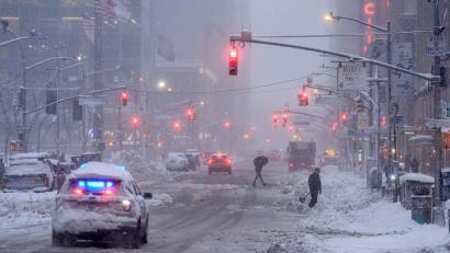 Bild: Seth Wenig/AP/dpa
Schneemassen legten am Montag weite Teile New Yorks und der US-Ostküste lahm.