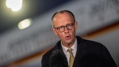 Bild: Michael Kappeler/dpa
In einer Stellungnahme kurz vor seinem Abflug gab er eine chinesische Weisheit als Motto seiner Reise aus.