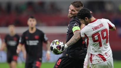 Bild: Rolf Vennenbernd/dpa
Piräus Mehdi Taremi (r) im Duell mit Leverkusens Robert Andrich.