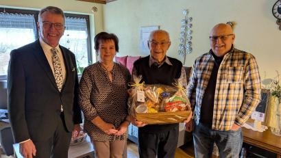 Bild: Stadt Tirschenreuth
Bürgermeister Franz Stahl, Tochter Andrea Müller und Schwiegersohn Harald Müller (von links) gratulierten dem Jubilar Konrad Haberkorn (Zweiter von rechts) herzlich zu seinem runden Geburtstag.