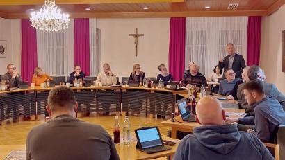 Bild: mfh
Über die Aufwertung des Postbergs in Schlicht waren sich die Stadträte einig und befürworteten einstimmig das Projekt, das nach Aussagen von Planer Christian Faderl noch dieses Jahr begonnen werden könnte.