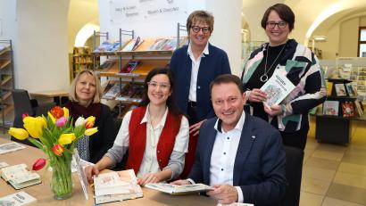 Bild: Pressestelle Stadt Weiden i.d.OPf.
Oberbürgermeister Jens Meyer und Künstlerin Coline Eberhard gemeinsam mit (von links) Ruth Neumann, Leiterin der Regionalbibliothek, Kulturamtsleiterin Sabine Guhl sowie Projektbetreuerin Astrid Karl.