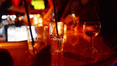 Symbolbild: Jens Kalaene/dpa-Zentralbild/dpa
Laut der Studie berichteten Teilnehmende nach dem Ansehen entsprechender Beiträge 73 Prozent häufiger von erhöhter Lust auf Alkohol als Personen, die vergleichbare Videos ohne Alkohol sahen.