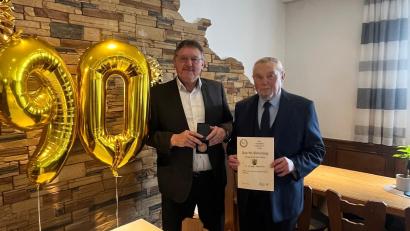 Bild: Stefanie Gradl
Auch Vilsecks Bürgermeister Hans-Martin Schertl gratuliert Ewald Piehl zum 90. Geburtstag.