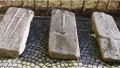 Bild: Rupert Herrmann 
Drei Grabplatten, die in Waldkirch gefunden wurden.