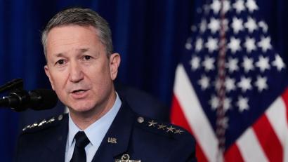 Bild: Alex Brandon/ap/dpa
US-Generalstabschef Caine soll Präsident Trump vor Risiken eines Militäreinsatzes im Iran gewarnt haben. (Archivbild)