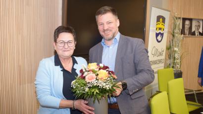 Bild: bnr
Birgitt Hasenkopf zieht als Nachrückerin in den Schwarzenfeldeer Marktrat ein. Nach der Vereidigung hieß sie Bürgermeister Peter Neumeier mit einem Blumenstrauß willkommen.