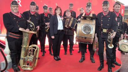 Bild: Sandra Dümler
Sandra Dümler inmitten der "Altneihauser Feierwehrkapell'n".