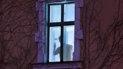 Bild: Clemens Mayer
Jochen Wagners ortsspezifische Videoinstallation „Cleaner“ (2021/25) ist im ersten Obergeschoss des Künstlerhauses zu sehen.