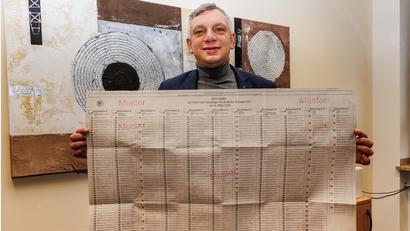 Bild: Hösamer
Manuel Lischka, Sprecher des Schwandorfer Landratsamtes, zeigt einen Muster-Stimmzettel für die Wahl des Kreistages.