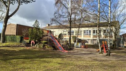 Bild: prh
Mit einem Grundsatzbeschluss entschieden sich die Marktgemeinderäte für eine Zukunft der Kinderbetreuung des Marktes Plößberg in Beidl. Für den Johanniter-Kindergarten "Regenbogen" sprachen unter anderem große Räumlichkeiten in der ehemaligen Schule und ein großer Außenbereich mit natürlichem Baumschatten.