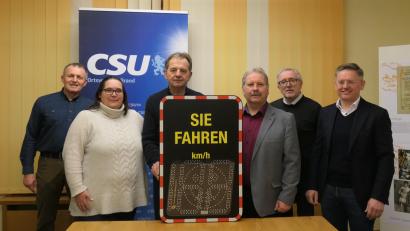 Bild: Wolfgang Doleschal
Das Bild zeigt v. l. n. r.: die Vorstandschaftsmitglieder Armin Schmelzer u. Daniela Bayer, Ortsvorsitzenden Wolfgang Doleschal, Bürgermeister Bernhard Schindler, 2. Bürgermeister und stellv. Ortsvorsitzenden Christian Drehobel sowie Vorstandschaftsmitglied, Landtagsvizepräsident Tobias Reiß bei der Übergabe der neuen Geschwindigkeitsanzeigentafel an die Gemeinde.