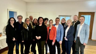 Bild: Angelika Denk
Ute Eiling-Hütig (Sechste von links.), Präsidentin des Bayerischen Volkshochschulverbandes, und Landrat Andreas Meier (Zweiter von rechts) mit weiteren Repräsentanten aus dem Volkshochschulbereich den umliegenden Kommunen