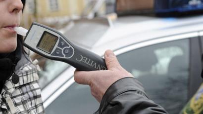 Symbolbild: picture alliance/obs/HUK-COBURG
Mit 1.6 Promille war eine Frau (Symbolbild) am Dienstagabend in Schwandorf unterwegs. Das hat Folgen.