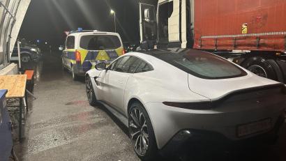 Bild: -/Hauptzollamt Ulm/CCBY/dpa
Weil der Fahrer seinen Aston Martin nicht für die Einfuhr in die EU angemeldet hatte, musste er den Wagen abgeben, bis er die Zollgebühren in Höhe von 23.000 Euro bezahlen konnte.