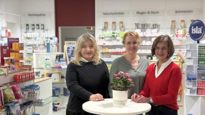 Bild: Paul Zrenner
Brigitte Mehler-Pfletscher, Dagmar Goblirsch und Gabriele Badum (von links) in der Stadt-Apotheke.