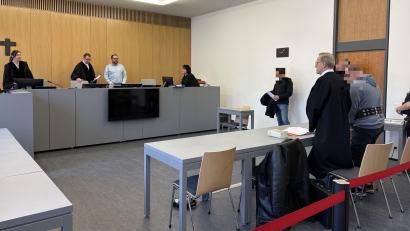 Bild: Jona Lang
Das Landgericht Weiden verurteilte einen 42-Jährigen wegen Vergewaltigung und sexuellen Missbrauchs seiner Stieftochter zu einer mehrjährigen Haftstrafe.