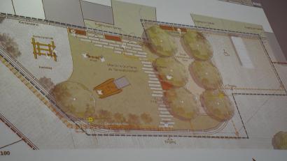 Bild: jr
Anstelle des abgebrochenen Anwesens am Mühlbühl soll eine öffentliche Grünfläche entstehen. Das beauftragte Architekturbüro RSP aus Bayreuth stellte den Entwurf in der Stadtratssitzung vor. Dieser erste Bauabschnitt soll noch heuer umgesetzt werden.