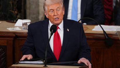 Bild: Matt Rourke/AP/dpa
Macht die Demokraten für hohe Preise in den USA verantwortlich - US-Präsident Trump.