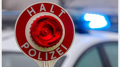 Bild: Jan Woitas/dpa
Flucht vor der Kontrolle: Der 19-jährige Fahrer raste in einem Sportwagen vor der Polizeistreife davon. (Symbolbild)