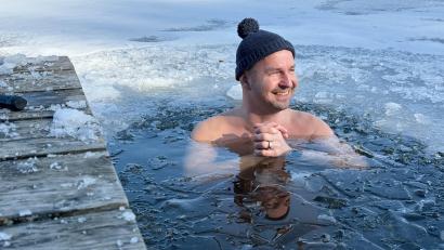 Bild: Gabi Schönberger
Täglich steigt Michael Schade aus Erbendorf in ein Gewässer, bei jedem Wetter. Besonders gefällt ihm das Eisbaden.