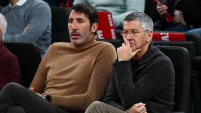 Bild: Sven Hoppe/dpa
Alex Mumbru (l) muss in der WM-Qualifikation auf viele Spieler verzichten. (Archivbild)