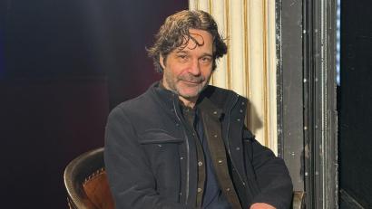 Bild: Matthias Röder/dpa
Der deutsche Dramatiker Moritz Rinke hat eine KI-Komödie geschrieben, die jetzt in Wien uraufgeführt wird.