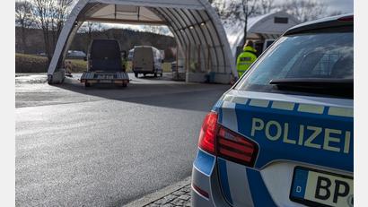 Symbolbild: Bundespolizei
Die Bundespolizeiinspektion Waidhaus hat am Dienstag bei Grenzkontrollen auf der A6 zwei Haftbefehle vollstreckt und zwei Personen die Einreise verweigert.