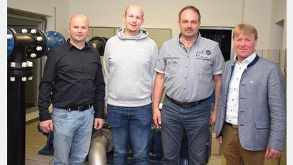 Bild: bnr
Ausdrücklich dankte der ZV-Vorsitzende, Bürgermeister Markus Schiesl (rechts), den Wasserwarten Jürgen Obendorfer (links) und Richard Setzer (Zweiter von rechts) für ihre geleistete Arbeit. Neu im Team ist Christian Schrott (Zweiter von links).