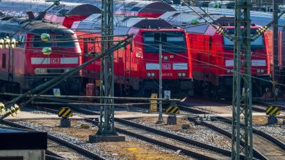 Bild: Peter Kneffel/dpa
Züge der Regionalbahn. (Symbolbild)