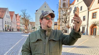 Bild: zre
Das Handy gezückt, produziert Influencer Tibor Bauer Inhalte für seinen Tiktok-Account. Dort gibt er Tipps zum Umgang mit Überschuldung und negativen Schufa-Einträgen.