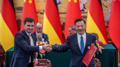 Bild: Michael Kappeler/dpa
DFL-Geschäftsführer Steffen Merkel (l) und Shen Haixiong, Präsident der China Media Group CMG, nach der Unterzeichnung der Absichtserklärung.