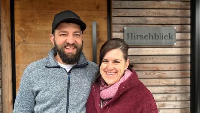 Bild: ck
Johannes und Christine Maurer freuen sich über die Bestätigung ihrer fünf Sterne für ihre beiden Modul-Ferienhäuser "Hirschblick" und "Schlossblick" in Neuenhammer bei Georgenberg.