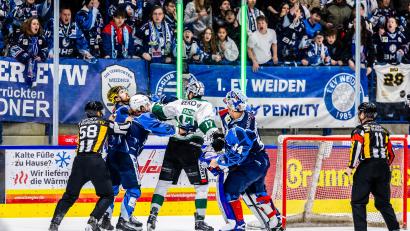 Bild: Tobias Neubert
Der Bietigheimer Marek Racuk (helles Trikot) "touchiert" Alex-Olivier Voyer in dieser Szene im Gesicht. Bei der 2:5-Niederlage konnten die Blue Devils nicht ganz an die Leistung aus dem Oberpfalz-Derby anknüpfen.