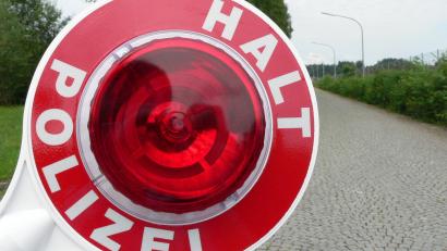 Symbolbild: Bundespolizei/exb
Ohne Fahrerlaubnis und Versicherung war ein 33-Jähriger in Nittenau mit einem abgemeldeten Auto unterwegs. Weil er in eine Polizeikontrolle geriet, muss er sich nun wegen mehrerer Delikte verantworten.