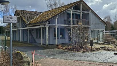 Bild: prh
Noch ist die Anlage geschlossen. Der Marktgemeinderat stimmte dem Entwicklungskonzept der Campingpark Perschen GmbH zur Entwicklung des Campingplatzes Am großen Weiher in Plößberg und dem Verkauf des Areals an den neuen Betreiber zu.