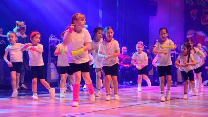 Bild: Kunz
Die Tanzchoreografien sitzen, große wie kleine Kinder haben ihren Spaß auf der Showbühne.