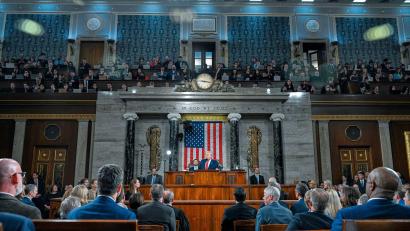 Bild: Kenny Holston/Pool The New York Times/dpa
Die Demokraten gehen hart ins Gericht mit dem US-Präsidenten, der in seiner Rede zur Lage der Nation viel Lob für die eigene Linie übrig hatte.