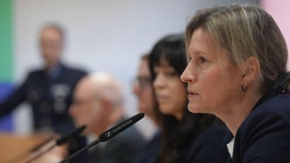 Bild: Thomas Frey/dpa
Simone Roeder von der Kripo Koblenz spricht bei der Pressekonferenz über die Ermittlungen.