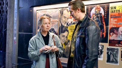 Bild: Malla Hukkanen/ZDF/Arte /dpa
Ansa (Alma Pöysti) und Holappa (Jussi Vatanen) finden trotz ihrer Schüchternheit im Kino zusammen in einer Szenes des Films.