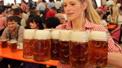 Archivbild: Gerhard Götz
Das Schwandorfer Volksfest bekommt heuer mit Bastian Schuhmann einen neuen Festwirt. Das Festbier liefert weiterhin die Brauerei Naabeck.