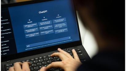 Bild: Frank Rumpenhorst/dpa
Monate vor dem Schulmassaker soll die Täterin Gedanken zu Waffengewalt auf der KI-Plattform ChatGPT ausgestaltet haben. (Symbolbild)