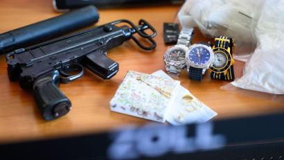 Bild: Bernd von Jutrczenka/dpa
Waffen, Drogen, Luxusuhren - der Zoll wird bei Verbrecherbanden immer wieder fündig.