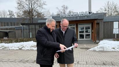 Bild: Landkreis Tirschenreuth
Landrat Roland Grillmeier (links) und Bürgermeister Roman Schäffler vor dem Kemnather Hallenbad.