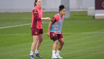 Bild: Marc Schüler/dpa
Sjoeke Nüsken (l.) und Shekeira Martinez: England-Profis beim DFB-Training.